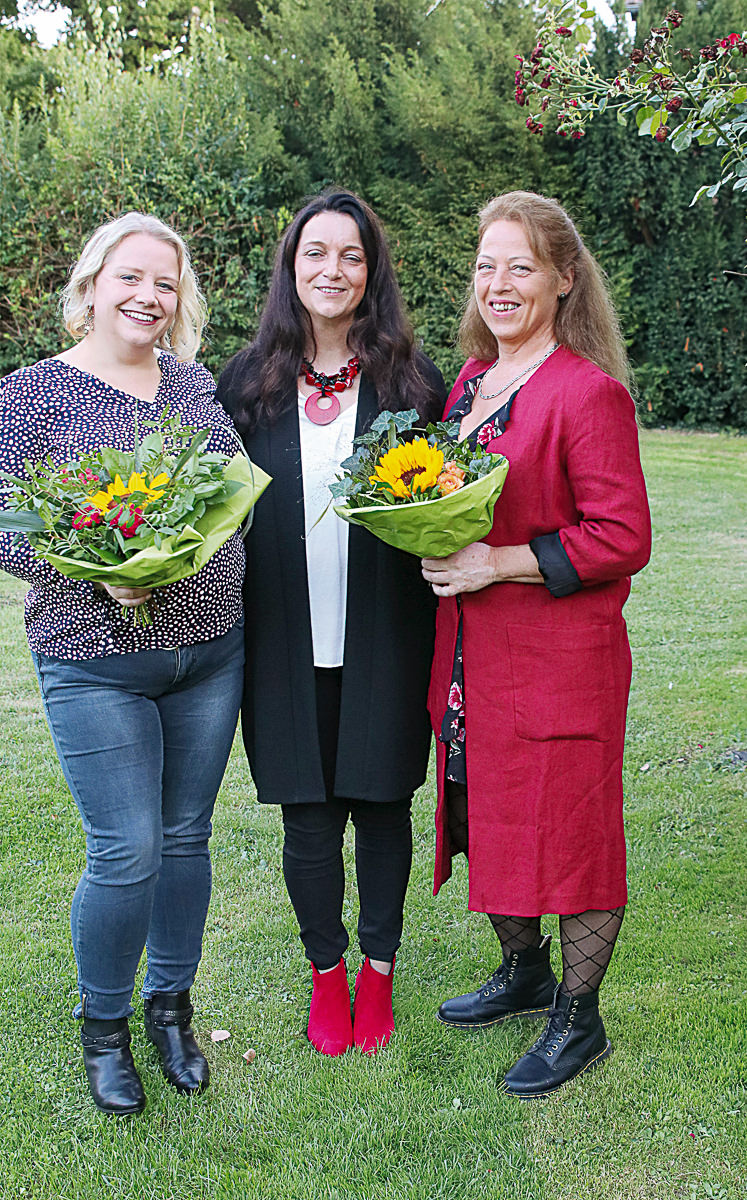 Martina Kühnel bedankt sich mit einem Blumengruß bei den Pflegedienstleitungen Sandra Iffarth und Iris Önver (re.).