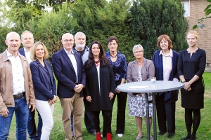Martina Kühnel mit Geschäftspartnern (v. l.): Stephan Klam (Öffentliche Versicherung), Dr. Christian Hantelmann, Katja Hantelmann (Bahnhofapotheke), Birger Wesche (Steuerberatungsgesellschaft Born), Hans-Jürgen Dehnert (Rechtsanwalt), Sabine Frieß (Elektro-Jäger), Heidemarie Wypich und Ulrike Jürgens (Hospizverein Wolfenbüttel) und Wenke Lubosch (stellv. Pflegedirektorin, Städt. Klinikum Wolfenbüttel).