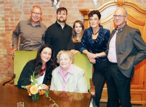 Die Feier war ein guter Anlass für ein Familienfoto – hinten v. l.: Jörg Pliskat, Marco Kühnel, Gina Jegodtka, Sabine und Rainer Frieß; Vorne v. l.: Martina Kühnel und Oma Liselotte Elsner.