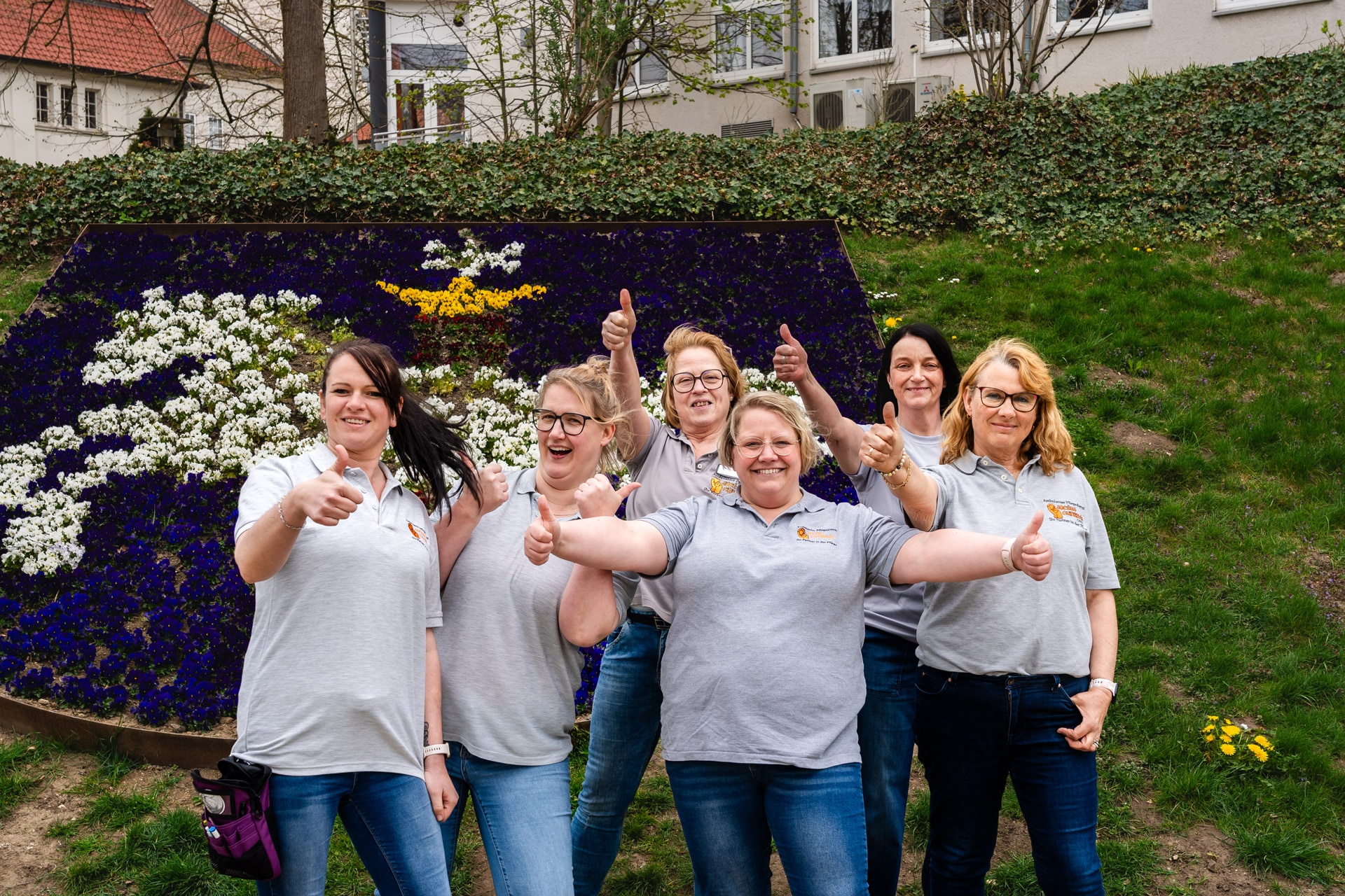 Team Pflegeberater auf einer Wiese